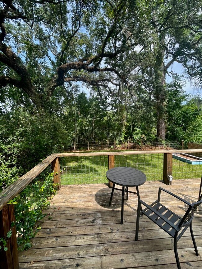Building Photo - 10 Oak Forest Dr