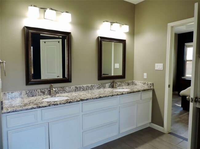 Building Photo - 2730 N Colosseum Ct