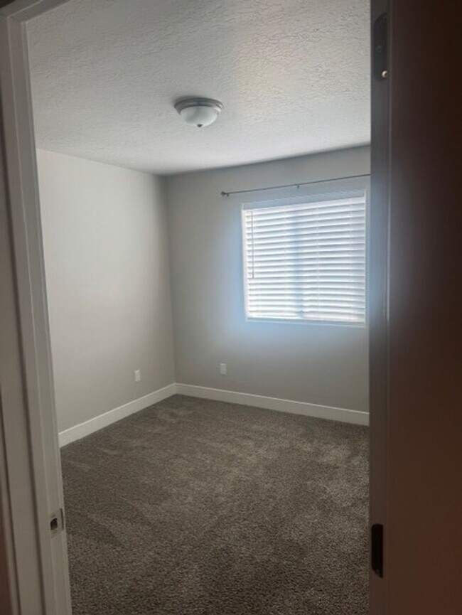 Building Photo - 3 Bedroom, 2.5 Bathroom
