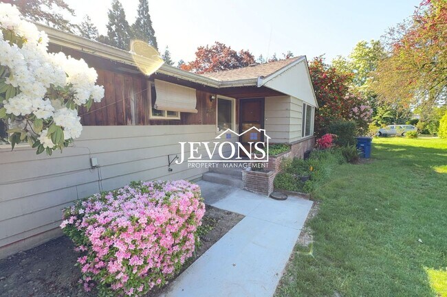 Building Photo - Available Now! 4-bedroom, 2-bathroom house in SeaTac
