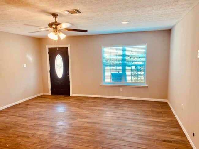 Building Photo - REMODELED 3 BEDROOM 2.5 BATH HOME CLOSE TO DOWNTOWN HOUSTON