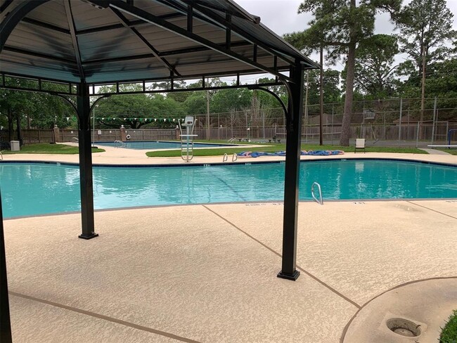 Building Photo - 527 Briar Knoll Dr