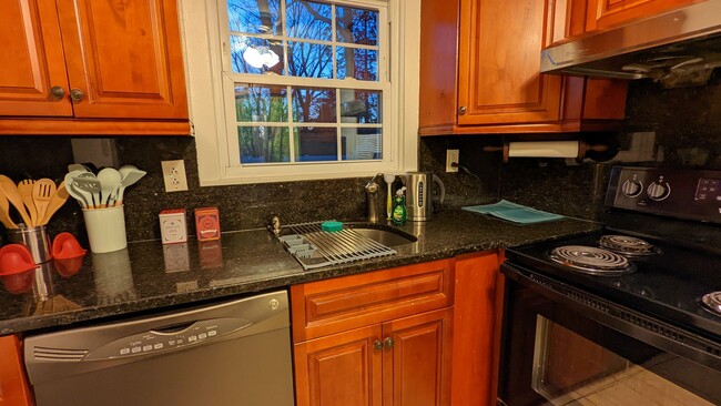 Building Photo - 3 Bedroom Home- Great Location in Darien