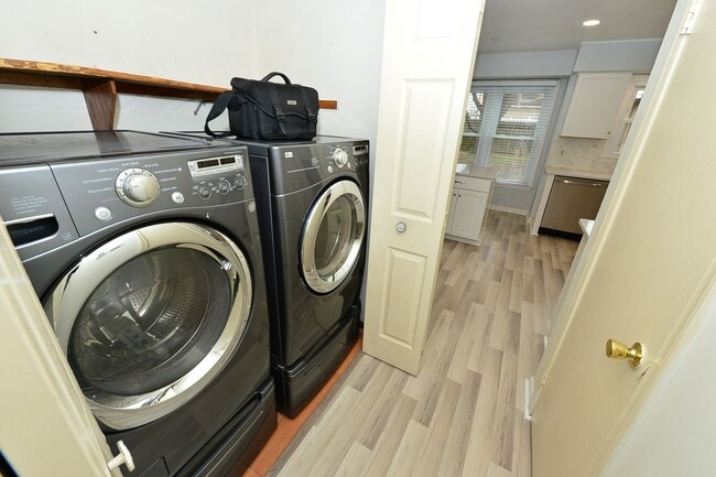 Building Photo - Gourmet Kitchen!