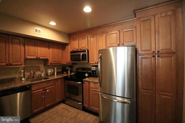 Building Photo - 748 Azalea Dr