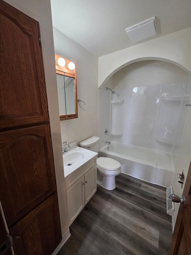 Building Photo - 806 Waverly Pl