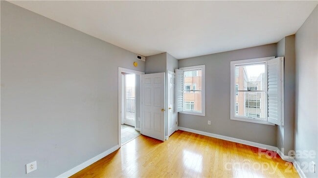 Building Photo - 718 W Trade St