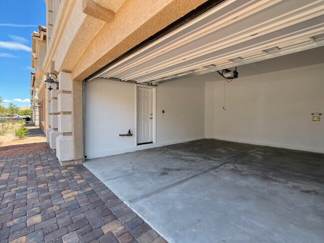 Building Photo - BEAUTIFUL 5 BED 3.5 BATH 3 FLOORS 2 CAR GARAGE SINGLE FAMILY HOME W/ LARGE LOFT & BACKYARD FOR RENT!