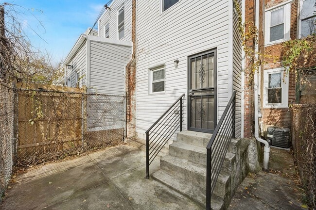 Building Photo - 5518 Pemberton St