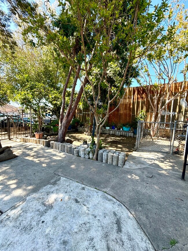 Building Photo - 1851 E 43rd St