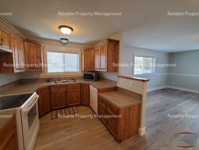 Building Photo - 381 W 1st S