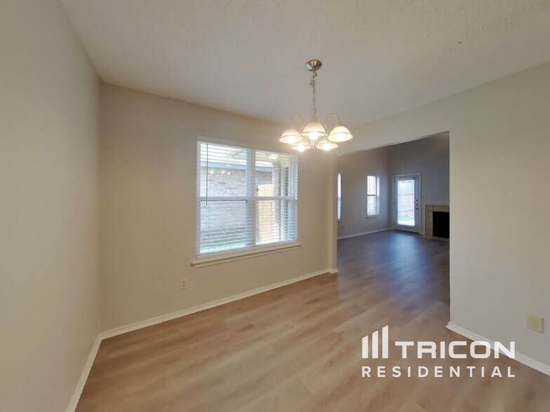 Building Photo - 1611 Sunset Village Dr