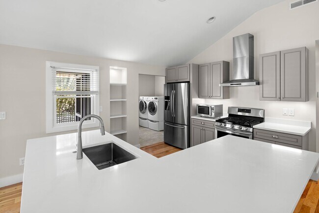 Building Photo - Beautiful Home - Excellent Kenilworth Location!