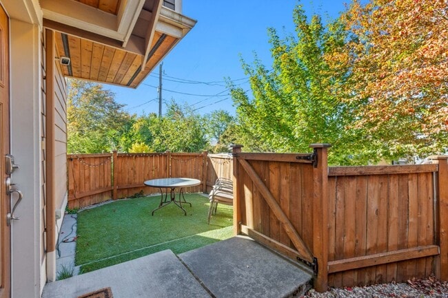 Building Photo - 2bd/1.5ba Seattle Townhouse