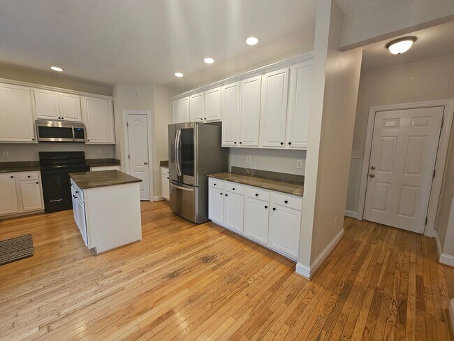 Building Photo - New Listing!!!!!
