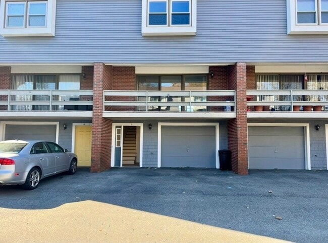 Building Photo - 168 Pine St