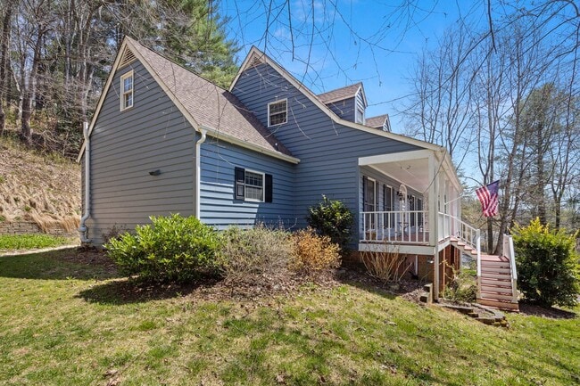Building Photo - Spacious Home in South Asheville
