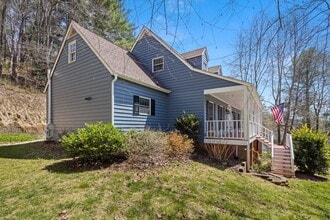 Building Photo - Spacious Home in South Asheville