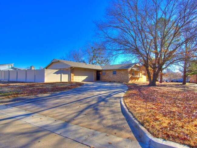Building Photo - 3 Bed 2 Bath 2 Car Garage in Shawnee!