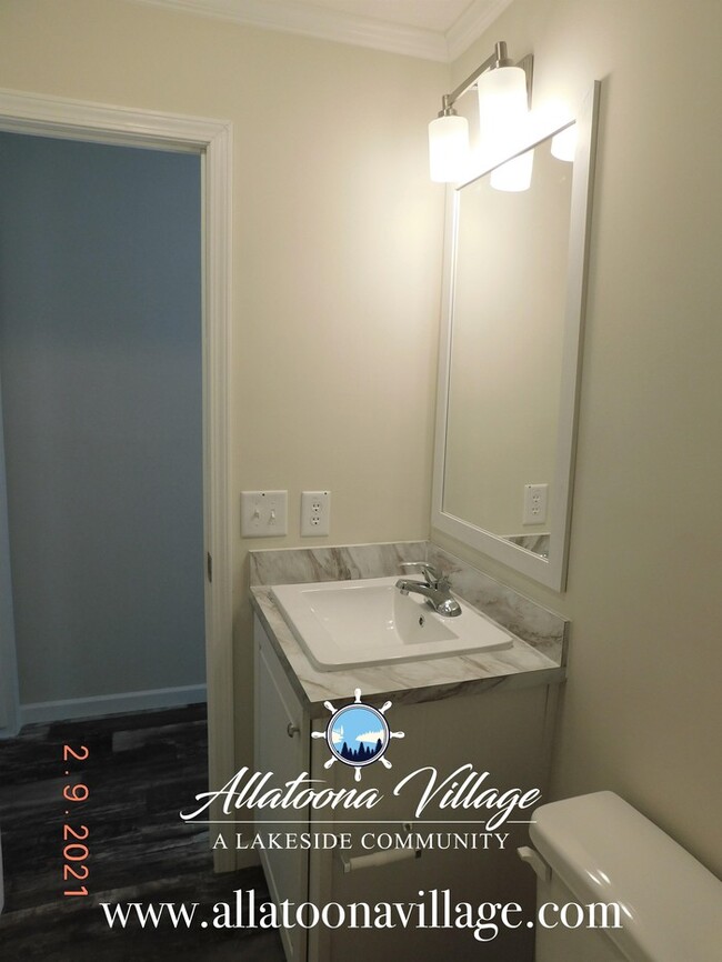 Building Photo - Lake Allatoona Living and 1 mile from Down...