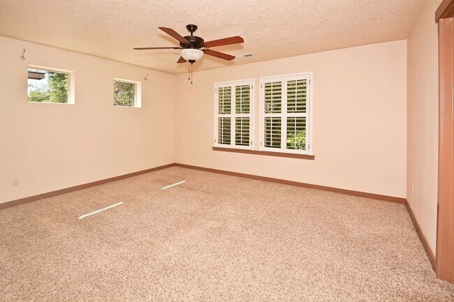 Building Photo - 3 Bedroom 2.5 Bathroom Home in Southeast Boise