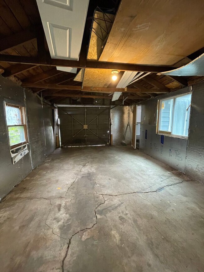 Building Photo - 2142 Ulen Ln