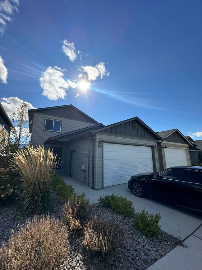Building Photo - Amazing 3 Bedroom 2.5 Bath Duplex!