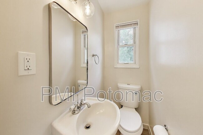 Building Photo - 3407 Floral St