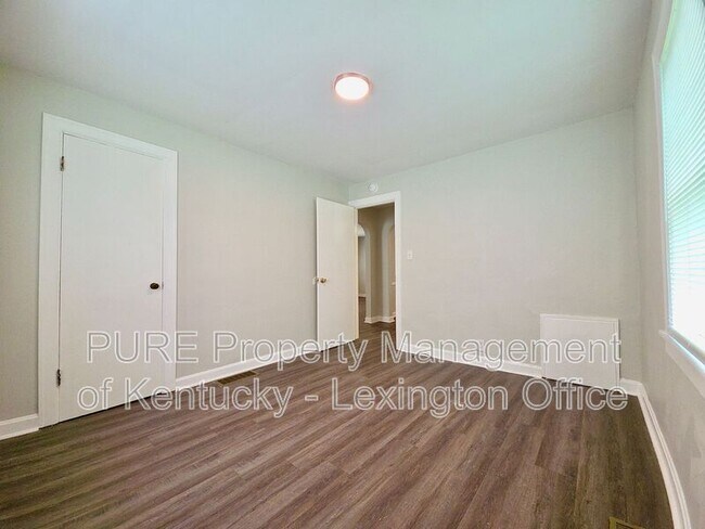 Building Photo - 113 Cummins Dr