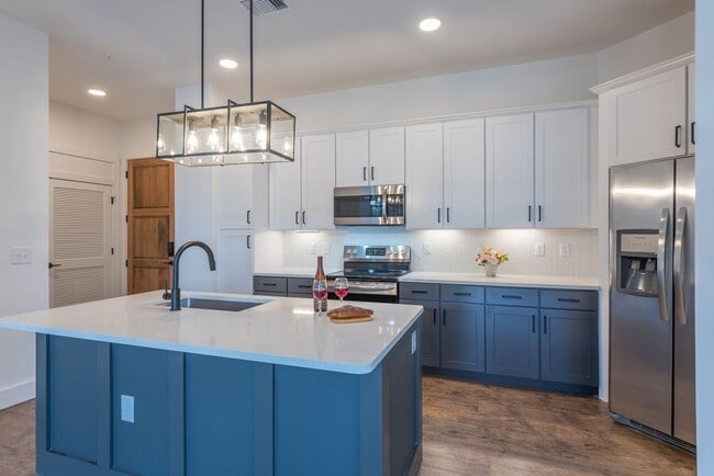 Building Photo - Downtown Asheville Apartment!
