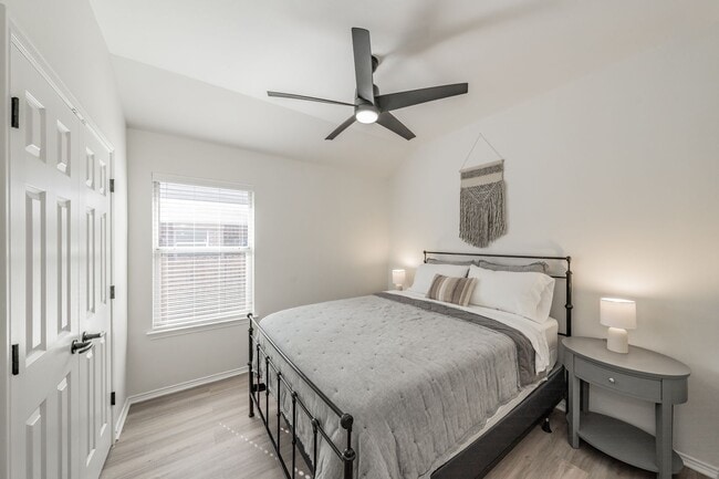 Building Photo - 3bed/2bath Cozy Chic with Backyard Oasis