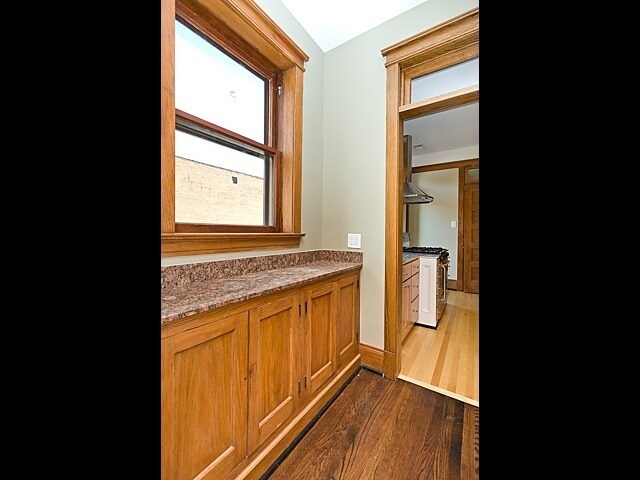 Building Photo - 5825 N Kenmore Ave