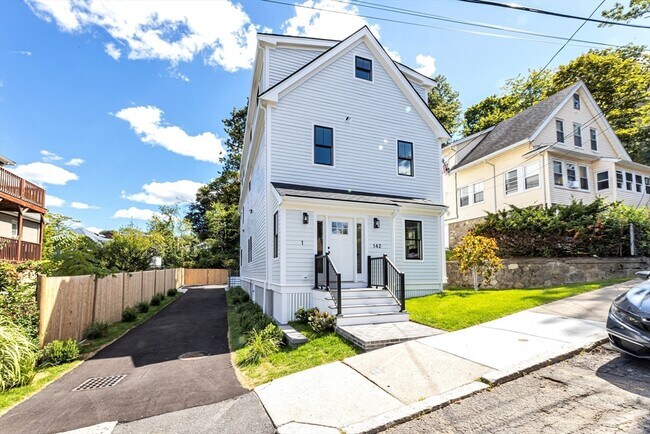 Primary Photo - 142 Birch St