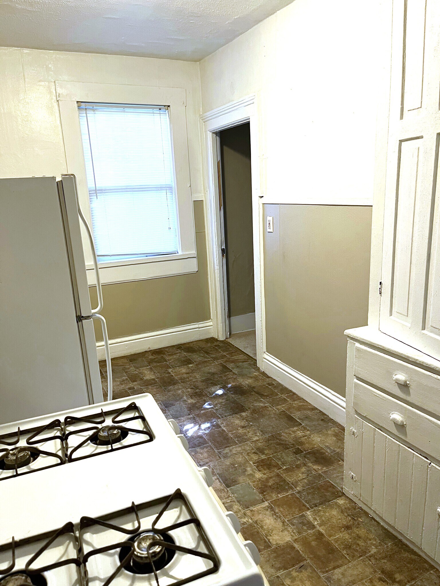 Building Photo - 501 E 7th St