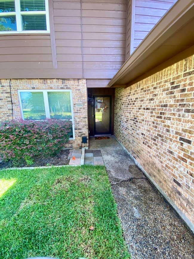 Building Photo - ** 3/1.5 RIVER OAKS CONDOMINIUM **
