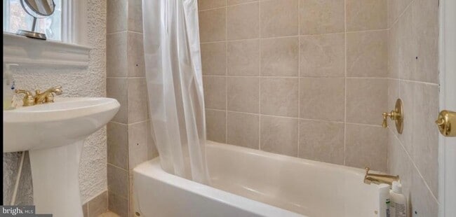 Building Photo - 726 3rd St NE