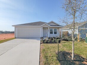 Building Photo - This single-level home showcases a spacious open floorplan shared between the kitchen, dining are...