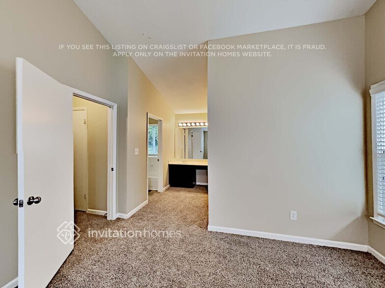 Building Photo - 10430 Meadow Crest Ln
