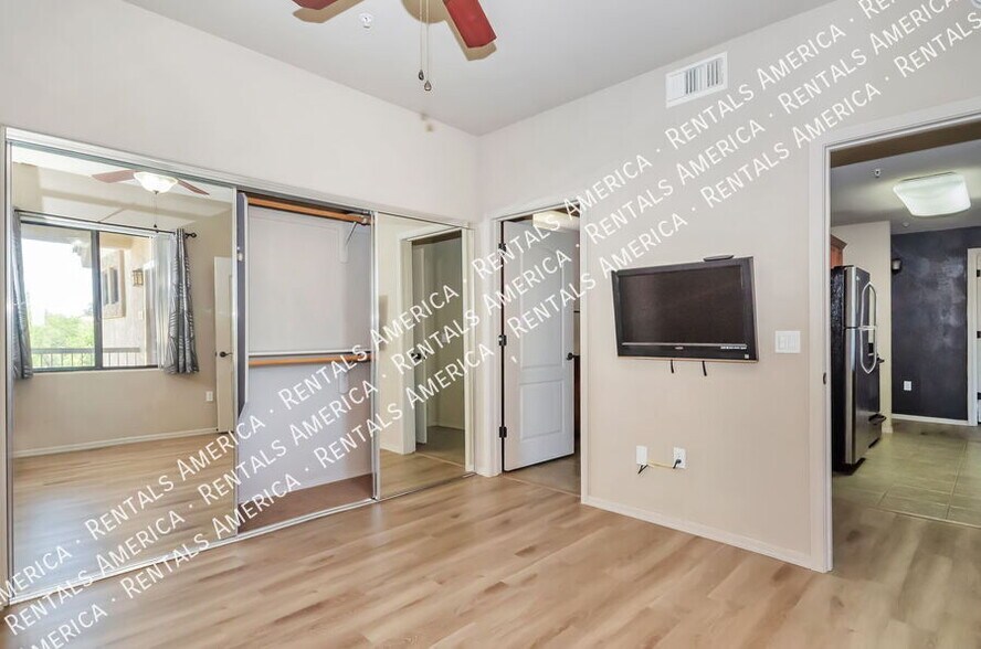 Building Photo - 2550 E River Rd