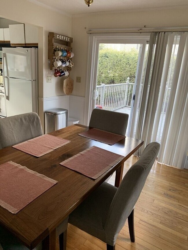 Building Photo - SINGLE FAMILY HOME IN BEAUTIFUL QUIET QUAI...