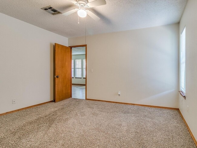 Building Photo - Adorable duplex in Norman