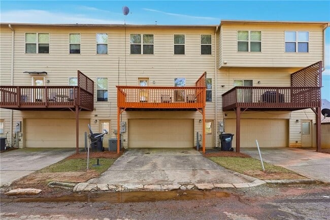 Building Photo - 6199 Thorncrest Dr