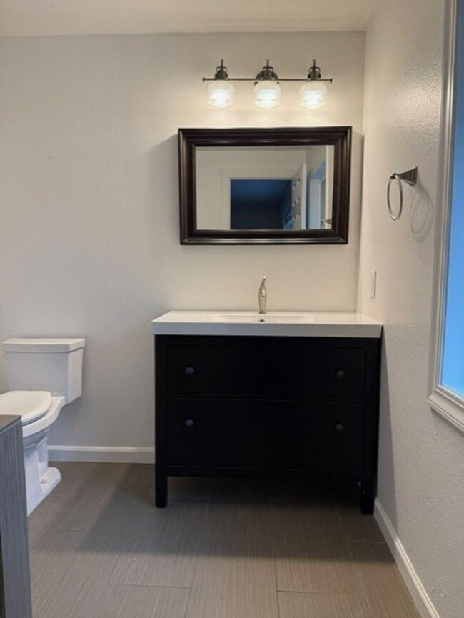 Building Photo - UPDATED 4 BED, 3 BATH KIRKLAND HOUSE FOR RENT AVAILABLE NOW!