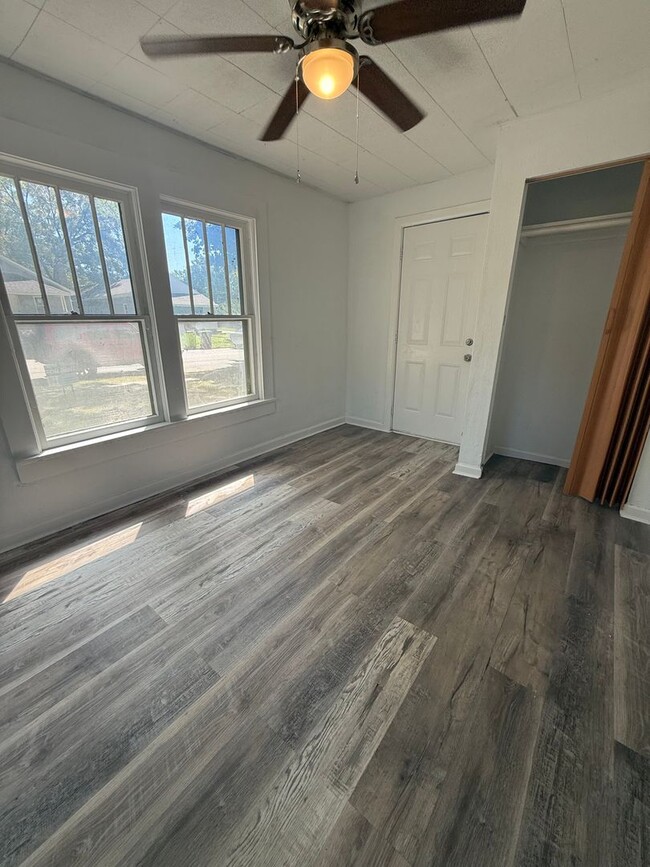 Building Photo - 853 S Nettleton Ave