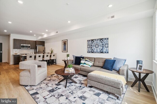 Building Photo - 1419 W Grange Ave