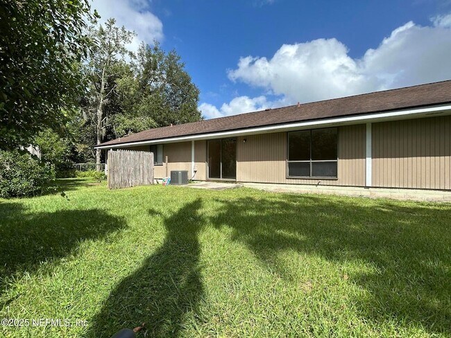Building Photo - 808 Meadowbrook Dr