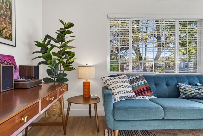 Building Photo - Welcome to Reno Nevada’s Biggest Little BnB !!