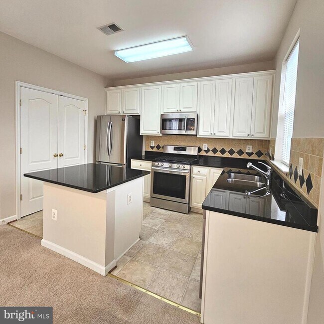 Building Photo - 5098 English Terrace