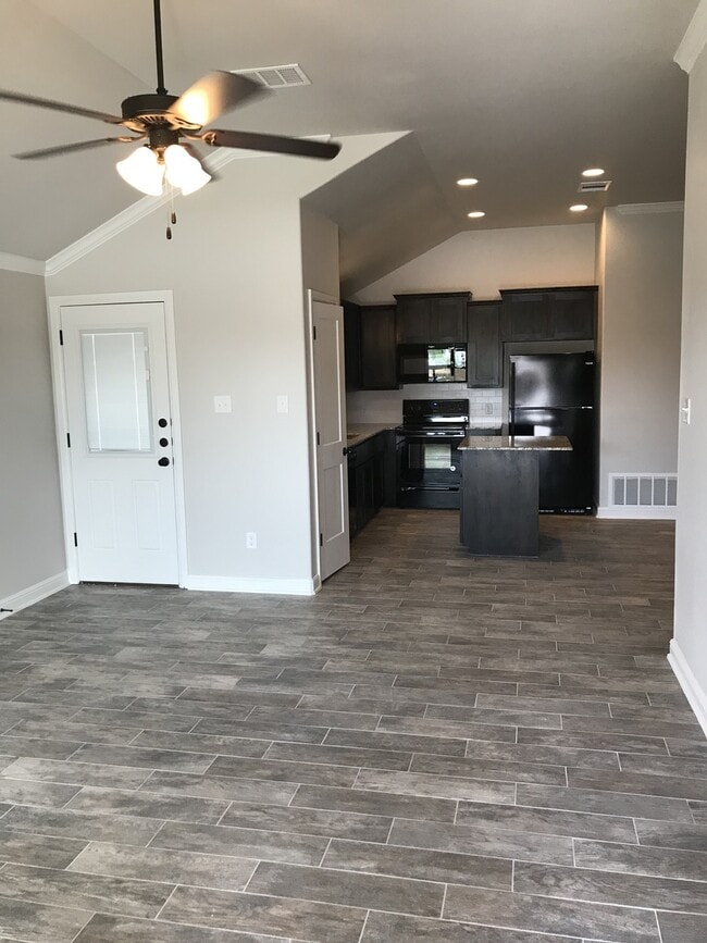 Building Photo - 2 bed/2 bath Duplex - Ready 1/14/2026 - Text 201-231-7228