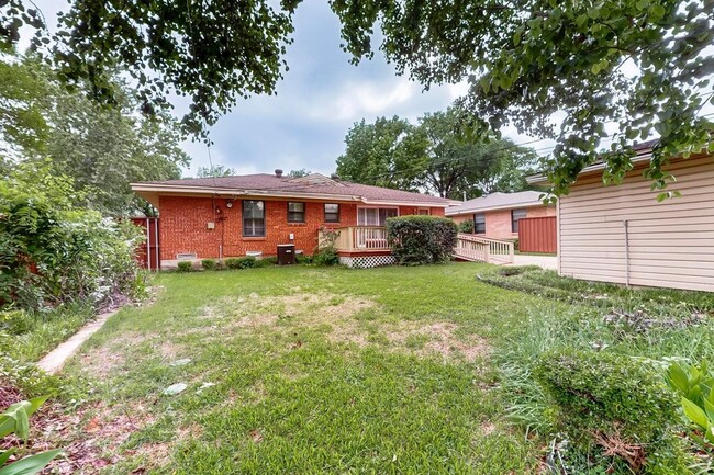 Building Photo - 7305 Lehigh Dr